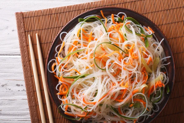 Salada de macarrão de vidro com pepino e cenoura close-up. Horizontal — Fotografia de Stock