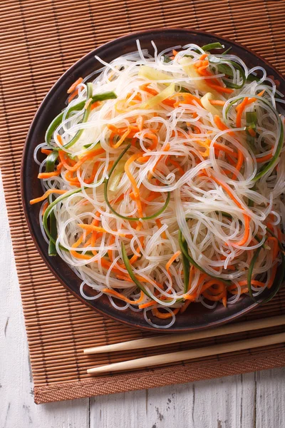 Glass noodle salad with cucumber and carrot close-up. Vertical t — Stock Photo, Image