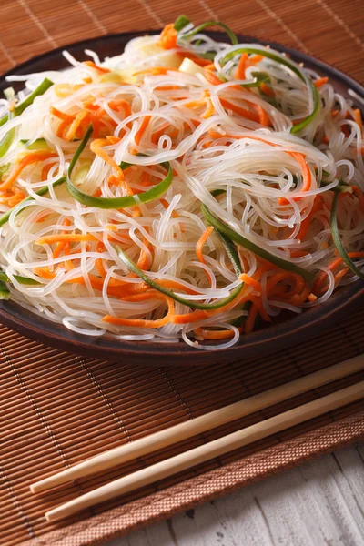 Tagliatelle cinesi con cetriolo e carota primo piano. Verticale — Foto Stock