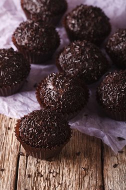 Tablo lezzetli çikolata truffles yakın çekim. Dikey