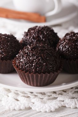 Brezilya Brigadeiro şeker bir plaka makro üzerinde. Dikey