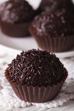 Brezilyalı trüf çikolata Brigadeiro makro. Dikey