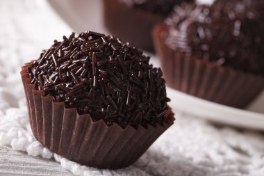 Brezilyalı trüf çikolata Brigadeiro makro. Yatay