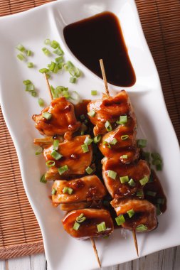 Japon tavuk yakitori şişleri yakın çekim üzerinde. Dikey Üstten Görünüm