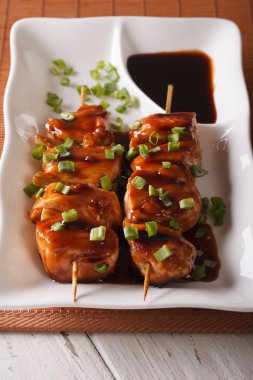 Japon yemekleri: tavuk yakitori şişleri yakın çekim üzerinde. Dikey