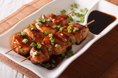 Japon yemekleri: tavuk yakitori şişleri yakın çekim üzerinde. Yatay
