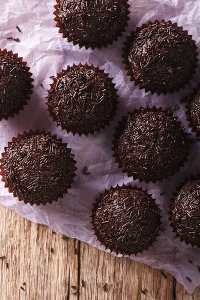 Bonbons au chocolat brésilien en gros plan sur la table. dessus vertical vi — Photo