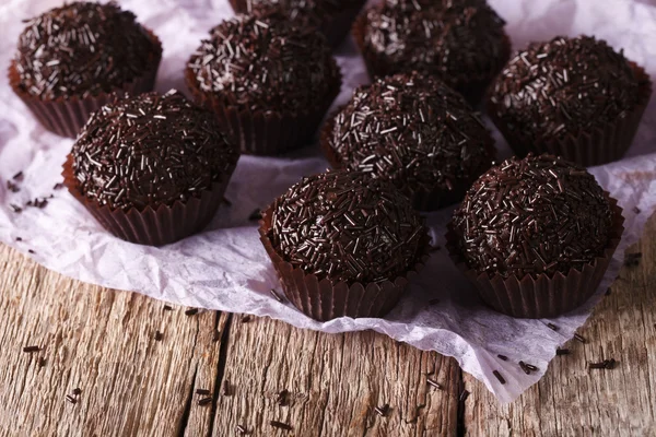 Brasil Brigadeiro trufa de cerca sobre la mesa. Horizontal —  Fotos de Stock