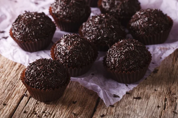 Deliciosas trufas de chocolate close-up sobre a mesa. Horizontal — Fotografia de Stock