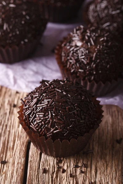 Truffe au chocolat Bonbon macro sur la table. Vertical — Photo