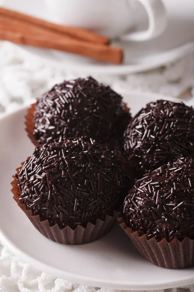 Brigadeiro de chocolate latinoamericano en un macro plato. vertical —  Fotos de Stock