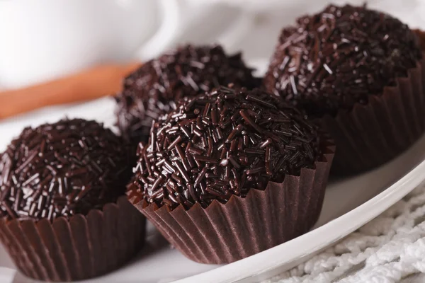 Caramelos Brigadeiro de Brasil en una macro placa. horizontal —  Fotos de Stock