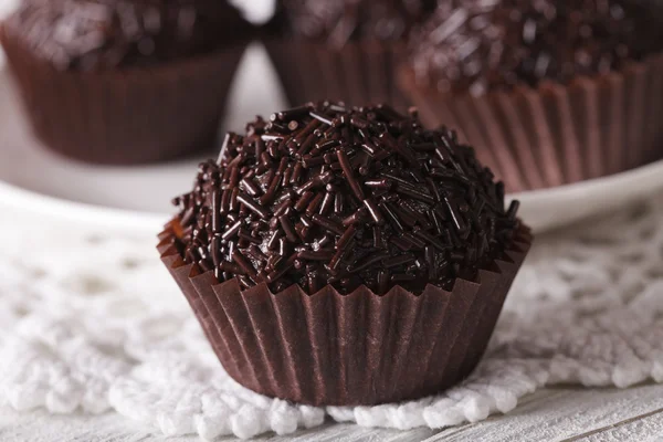 Pyszne czekoladowe cukierki Brigadeiro makro. poziome — Zdjęcie stockowe