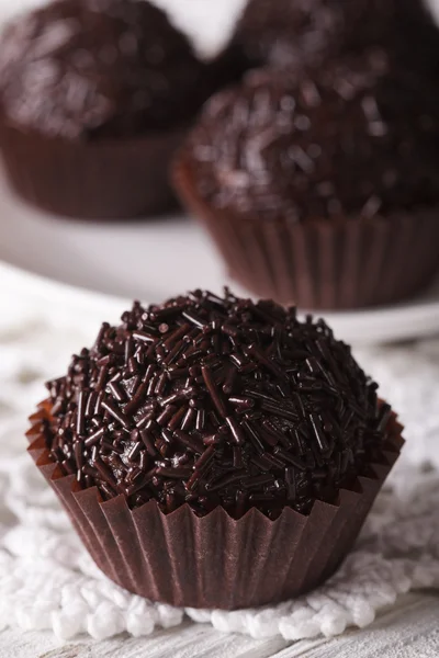 Caramelos brasileños de trufa Brigadeiro macro. Vertical —  Fotos de Stock