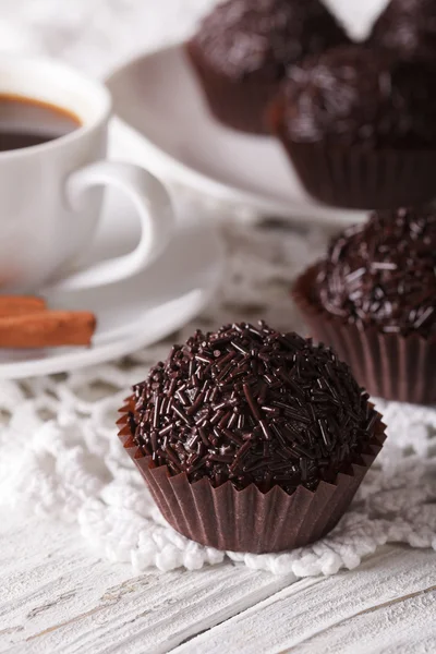 Brasilianska Brigadeiro sweet och kaffe makro. vertikala — Stockfoto