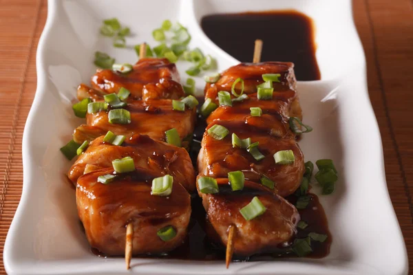 Cuisine japonaise : yakitori de poulet sur brochettes close-up. horizont — Photo