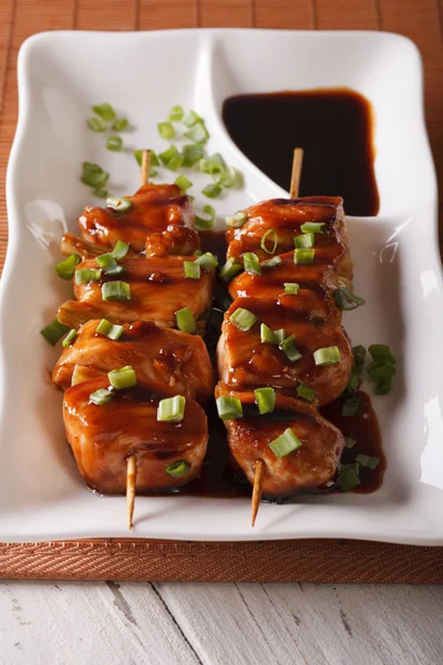 Japanese food: chicken yakitori on skewers close-up. Vertical — Stock Photo, Image