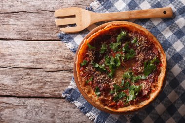 Chicago kalın hamurlu pizza masanın üzerinde. Yatay Üstten Görünüm 