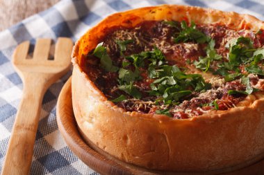 Ev yapımı Chicago kalın hamurlu pizza portre. Yatay