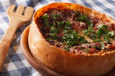 Baharatlı Chicago kalın hamurlu pizza closeup bir plaka üzerinde. Yatay