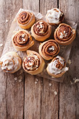 Masanın üzerinde rulo tarçın. Dikey Üstten Görünüm