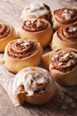 Badem ile lezzetli Cinnabon kapatın. dikey