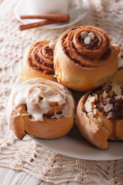 Lezzetli tarçın bir plaka ve kahve yakın alır. vertica