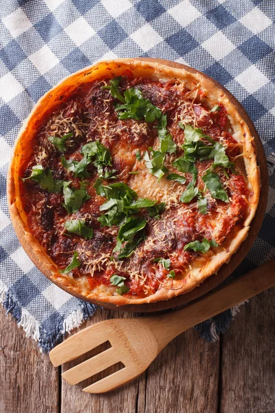 Chicago deep dish pizza zbliżenie na stole. pionowe widok z góry — Zdjęcie stockowe