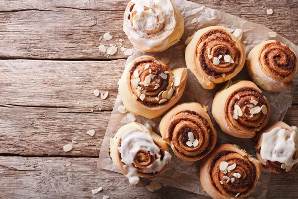 Cinnamon rolls on the table. horizontal top view — Stock Photo, Image