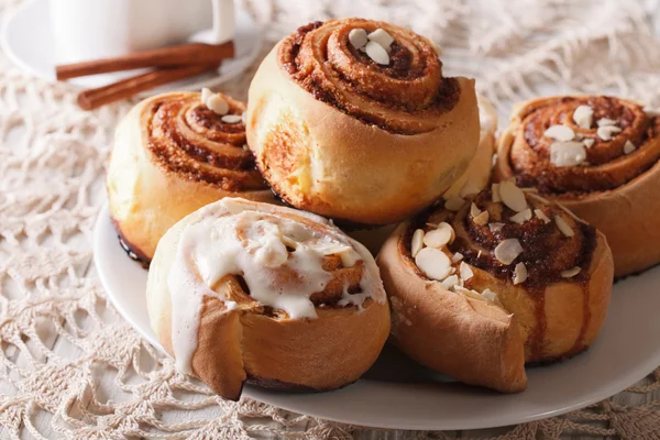 Freshly cinnamon rolls with almond close up and coffee. horizont — Stock Photo, Image