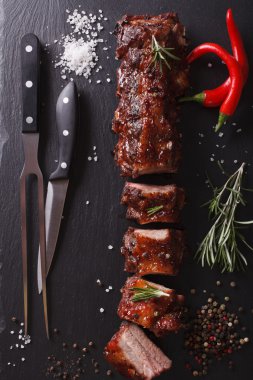 Barbekü Domuz kaburga kıyılmış yakın çekim bir tablo. Dikey Üstten Görünüm