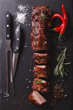 Barbekü domuz kaburga bir tablo. dikey üstten görünüm