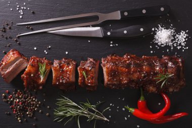 Barbekü Domuz kaburga kıyılmış yakın çekim bir tablo. Yatay Üstten Görünüm