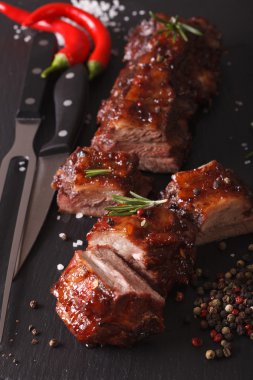 Barbekü Domuz kaburga malzemelerle masada dilimlenmiş. dikey