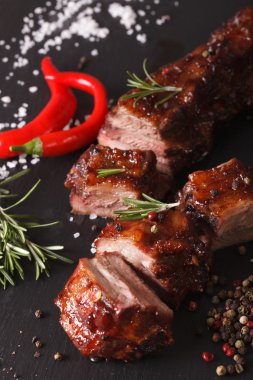 domuz Barbekü closeup malzemelerle masada kaburga. Vertica