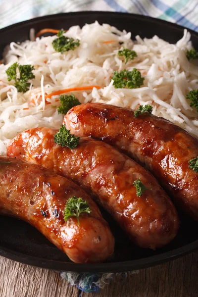 Sauerkraut mit Würstchen auf dem Tisch in Großaufnahme. vertikal — Stockfoto