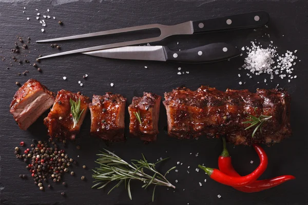 Costelas de porco de churrasco em uma mesa. vista horizontal superior — Fotografia de Stock