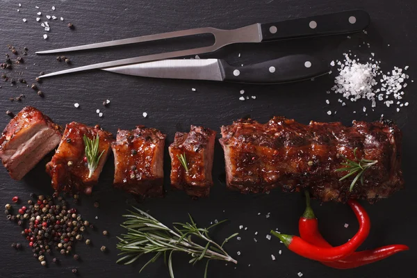 BBQ pork ribs chopped close-up on a table. Horizontal top view — Stock Photo, Image