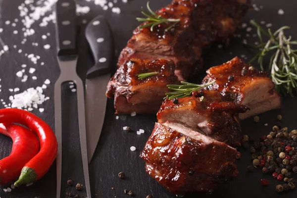 Costelas de porco picante churrasco closeup com os ingredientes. horizontal — Fotografia de Stock
