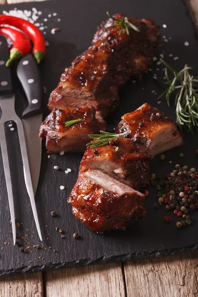 재료와 함께 테이블에 바베 큐 돼지 갈비 클로즈업. 수직 — 스톡 사진