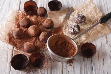 yağmurlama çikolata truffles kakao tozu ve fındık. Yatay