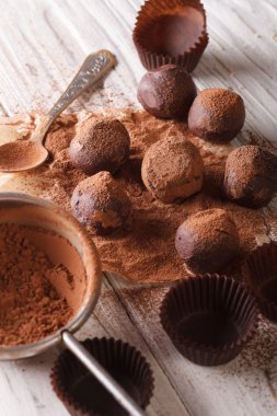 çikolata truffles kakao tozu yakın çekim ile serpilir. Vertica