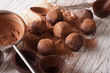 Çikolata truffles kakao tozu yakın çekim ile serpilir. ufuk
