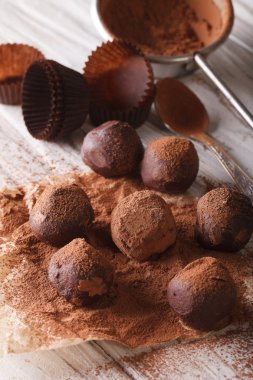 Çikolata truffles yakın çekim yemek. dikey