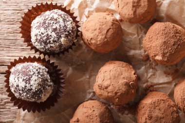 Çikolata truffles yakın çekim bir rustik tarzda. Yatay üst VI