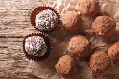 Çikolata truffles rustik tarzda. Yatay üstten görünüm