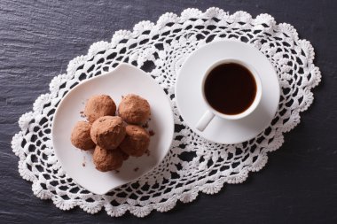 Çikolata truffles ve kahve masada. Yatay Üstten Görünüm
