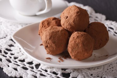 Çikolata truffles üzerinde uçan daire yakın çekim. Yatay