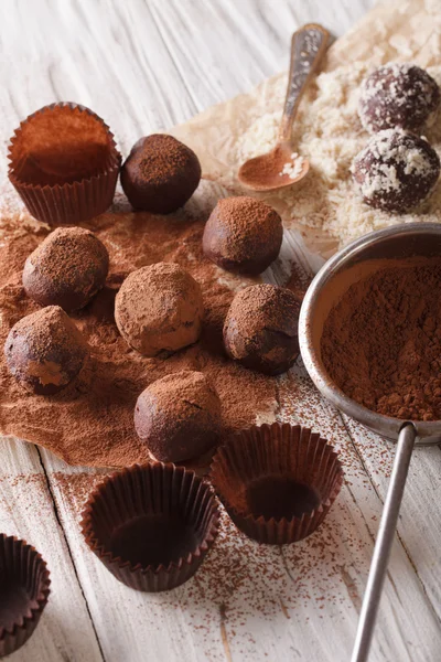 Espolvorear trufas de chocolate cacao en polvo y nueces de cerca. 5. —  Fotos de Stock