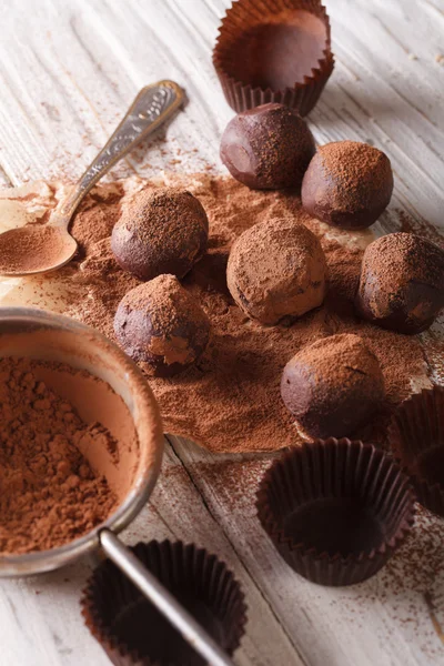 Шоколадные трюфели, посыпанные порошком какао крупным планом. Вертика — стоковое фото